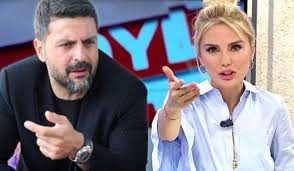 Orada başkanımız beşiktaşlı sanatçı dostlarımız ile bir araya gelsek ve yemek yesek diye bir fikir ortaya atıyor ve daha sonra başkanımız. Ece Erken Meshur Dikiz Aynasi Olayinin Sinyalini Cok Once Verdi Iste Acun Ilicali Yla Yaptigi Roportaj
