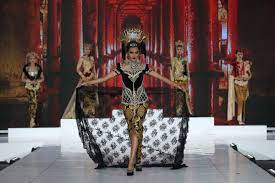 Bahkan model luar negeri pun sangat menggemari kebaya yang di desain oleh anne avantie. Perjalanan Panjang Kebaya Anne Avantie Portal Berita Bisnis Wisata