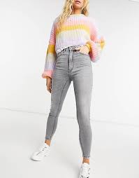 Punkette des années 90 en version déchirée, perfection minimaliste en super skinny classe grandes tailles, tall ou petite. Stradivarius Jean Super Skinny Taille Haute Gris Faoswalim