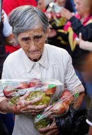 Entregando uvas 🍇 y manzanas 🍎 de noche buena🎄 en la Brigada Z7 de #Mixco