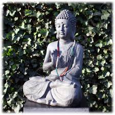 De verschillende beelden voor in de tuin variëren in materiaal, houding, afmeting en gewicht. Tuinbeeld Boeddha Namaskara Donker L Boeddhashop