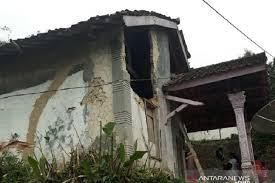 Warga di rumah sakit m. Fakta Terkini Gempa Guncang Sukabumi 35 Rumah Rusak Dan Warga Di Bogor Mengungsi Halaman All Kompas Com