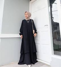 Celana chinos cream salah satu warna yang paling banyak diminati saat ini untuk pria dan wanita, tapi disini kita harus sedikit jeli dalam menyesuaikan warnanya jika salah memadukan maka penampilan. 50 Model Gamis Warna Hitam Polos Kombinasi Terbaru