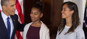 Aus den beiden töchtern natasha (18) und malia (21) sind inzwischen. Barack Obamas Tochter Finden Ihren Papa Langweilig Duda News