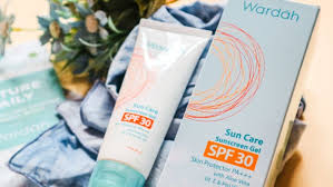 Wardah mengeluarkan wardah sunscreen gel dengan kandungan vitamin e sebagai antioksidan dan spf 30 yang cukup untuk melindungi kulit dari dampak buruk sinar ultraviolet. Lindungi Kulit Wajahmu Dari Sinar Matahari Dengan Wardah Sun Care Sunscreen Gel