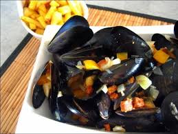 Moules Au Poivron Et Chorizo Des Moules Marinieres Aux Saveurs Du Pays Basque Https Happypapill Recettes Poissons Et Fruits De Mer Chorizo Recette Moules