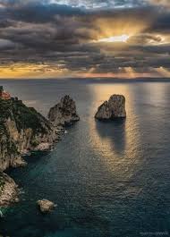 I Primi Raggi Di Sole Illuminano Il Mare All Orizzonte E Il Suggestivo Spettacolo Dell Alba A Capr Beautiful Landscapes Nature Photography Beautiful Nature