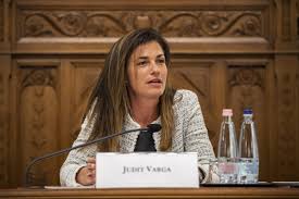 Érdekes módon erre az éles kijelentésre nem reflektált varga judit, csak a térdelős beszólásra. Justice Minister Calls For Eu Action To Promote People S Rights In Cyberspace