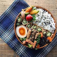 tami 73 on instagram pinned by mythings オクラの肉巻きおべん オクラの肉巻きは味噌ダレで きのこも味噌炒め ひじきと人参の梅煮 スパムとピーマンのケチャマヨクミン炒め 味玉 bento box lunch for adults bento lunch lunch