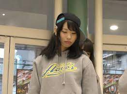 腰振りダンスでデニムショーパンの隙間から純白パンチラ！大阪のマイナーアイドルです♪│チラリ部