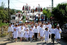 La mânăstirile din Maramureș, profeții cu prapurii în mâini slăvesc numele  Fecioarei Maria - Getica Film