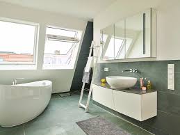 Parkett und fliesen in naturfarbe bilden einen gelungenen kontrast zu den weißen wänden und machen dieses badezimmer. Bad Im Dachgeschoss Nachtraglich Einbauen So Geht S Velux Magazin