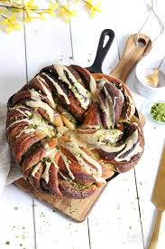 Hefekranz Mit Pistaziencreme Und Espressoglasur Bake To The Roots Rezept Hefekranz Pistazie Pistazien Creme