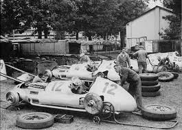 1938 Italian Gp At Monza Preparation Of The Mercedes Cars Voiture De Course Voitures Classiques Voiture Mercedes