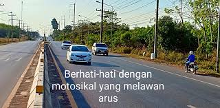 Salah satu sebab utama berlaku kerosakan kepada jalanraya adalah disebabkan oleh air. Ini 8 Peraturan Jalanraya Yang Tak Bertulis Di Thailand Mekanika