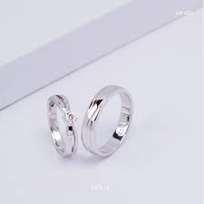 Sedangkan memakai cincin seperti intan yang berwarna putih melambangkan kedamaian atau ketentraman. Cincin Kawin Emas Putih Bisa Custom Sesuai Permintaan Free Ukir Nama Shopee Indonesia
