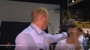 Christchurch Un Senateur Tient Des Propos Islamophobes Se Prend Un Oeuf Sur La Tete Puis Frappe Le Jeune Homme Video