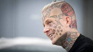 Efter glädjebeskedet fortsätter David bygga bilar