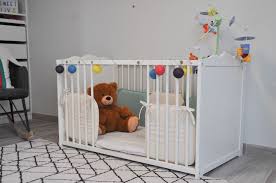 Le Lit De Bebe Facon Montessori On A Essaye Et Echoue Ikea Crib Ikea Crib Hack Furniture