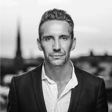 Bent Holm på LinkedIn: Brian Seemann Broe på LinkedIn: Direktør afslører ny  visuel strategi: Skal…