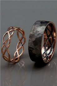 Hecho a mano is handmade. 32 Originales Modelos De Anillos De Boda Para Tu Matrimonio Sonados Anillos De Boda Hechos A Mano Anillos De Boda Juegos De Anillos De Boda
