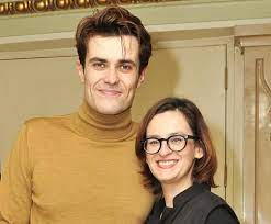 Não devemos sair de casa mas podemos partilhar poesia. Albano Jeronimo E Claudia Cheu Casal Unido No Amor E No Trabalho