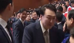 강성희 의원을 내리친 자는 김용현 경호처장으로 보입니다 - 클리앙