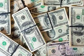 Ibovespa avança aos 182 mil pontos com inflação e juros no Brasil e nos EUA no radar; dólar cai