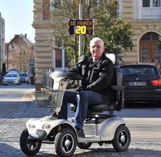 Wir stellen individuelle, ergonomische stühle für erwachsene und kinder mit behinderung her. Brandenburg Zu Schnell Polizei Jagt Behinderten Aus Rollstuhl Welt