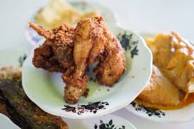 Tapi menu pilihan nasi padang yang berisi rendang, ayam pop, dan sayur santan kadang bikin kepikiran kadar kolesterolnya juga. 5 Trik Mengakali Kalori Nasi Padang Yang Lumayan Tinggi Bisa Makan Enak Tanpa Takut Buncit