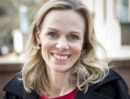 Hengästyttävän uran maailmalla tehnyt Anu Bradford asuu Manhattanilla,  mutta hänen lapsilleen Tampere ja Suomi ovat ihmemaa