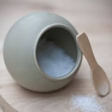 Main A Sel En Ceramique Couleur Argile Avec Cuillere En Bois Decoclico Ceramique Bijoux En Beton Argile