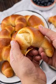 Feine Butterhornchen Soft Und Fluffig Wie Vom Backer Rezept Butterhornchen Hefekuchen Rezept Kifle Rezept