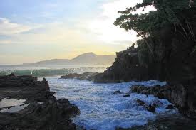 Pesona Bebatuan Karang Hingga Petilasan Tersaji Di Pantai Karang Hawu Indonesia Kaya