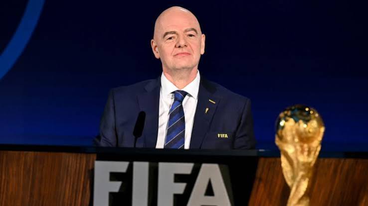 Ballon de football sur un terrain avant une rencontre internationale