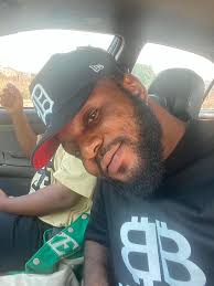 Can we get a thread with the men with beards 👀👀