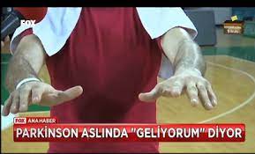 mimiklerin azalmasi konusurken ani ses kisikligi yururken kollardan birinin sallanmasi digerinin hareketsiz kalmasi tum bunlar parkinson hastaliginin saglik ses