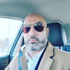 Estaba tomando fotos con algunos seguidores hoy y escuché a un tipo  preguntando quién era yo y uno de ellos dijo que soy YouTuber. ¿Cómo  llamarías a lo que hago? Nunca he