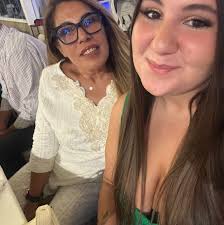 Fingo uno svenimento 😂 pur di non ammettere che non ha sentito mia madre  😂 @varamomassimo @angela_a_modo_mio #moglieemarito #mammaepapa #ridere  #coppia #maaaèvale