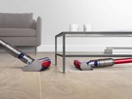 Aspirateur balai, aspirateur robot ? Dyson Lance Le V8 Slim Son Aspirateur Balai Le Plus Leger Les Numeriques