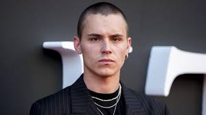 For its recent foray into underwear, lacoste chose aron piper, the actor from the netflix series elite, as its ambassador. Aron Piper Elite Seduce Bailando En Ropa Interior Para Una Campana De Calzoncillos