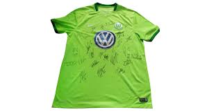 Hier in unserem vfl wolfsburg shop bei unisport findest trikots und fanartikel des niedersächsischen vereins, der zur volkswagen ag gehört. Vfl Wolfsburg Trikot Von Der Mannschaft Signiert