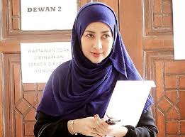 Rita rudaini yang membesarkan 2 anaknya berseorangan dikritik kerana didakwa terlalu mencuba untuk melibatkan anaknya untuk bermain bola. Rita Rudaini Tuntut Bayaran Mutaah Rm300 000 Daripada Aidil Zafuan Oh Media