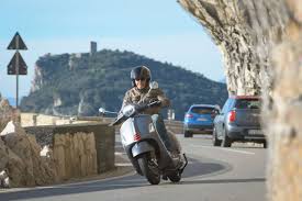 2015 vespa 300 gts super sport unboxing and. Vespa Gts 300 Hpe 2019 Sticht Die Starkste Wespe Aller Zeiten