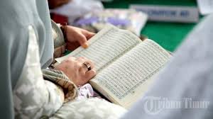 Membaca alquran dengan suara yang indah, inilah yang kemudian ada seni baca alquran aplikasi ini menawarkan anda bagaimana kita belajar dan berlatih seni baca alquran. Download Mp3 Murottal Alquran Lengkap 30 Juz Oleh Mishary Rasyid Cocok Didengar Saat Ramadhan Tribun Jatim
