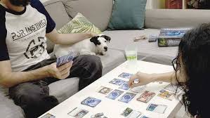 Juego de cola de pájaro todos contra todos, cada uno de los jugadores debe tener un pañuelo. 11 Juegos De Mesa Contra El Aburrimiento