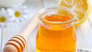 Il miele dolcifica più dello zucchero perchè contiene glucosio e fruttosio che sono più dolcificanti, ma contiene anche acqua. Come Sostituire Lo Zucchero Con Il Miele Ricetta It