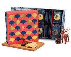 6 2 3 dolci assorted cookies gift box hk 260 呢個曲奇禮盒由四種曲奇及蝴蝶酥組成 包括橙味曲奇 朱古力花生曲奇 伯爵紅茶曲奇及黑芝麻曲奇 銷售點 2 3 dolci 地址 銅鑼灣利園二期嘉蘭中心一樓124號 christmas trifold