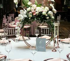 Hay Decoraciones Como Esta Que Nos Encantan Los Centros De Mesa Son Fundamentales Porque Wedding Centerpieces Wedding Decorations Wedding Table Centerpieces