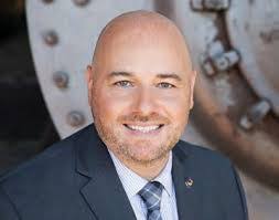 Chris Pifer's Instagram, Twitter & Facebook